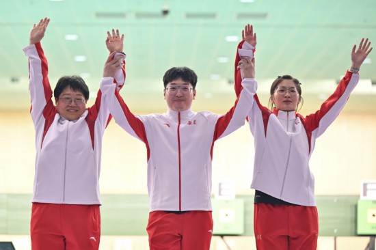 10月18日,获得冠军的安徽一队选手姚千寻、胡凯和教练员(从右至左)在颁奖仪式上。新华社记者 丁磊 摄